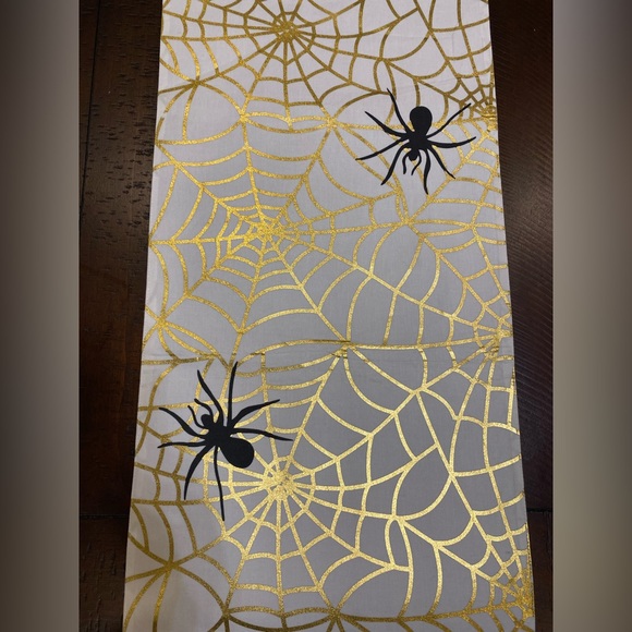 73” BLACK, WHITE & GOLD SPIDERWEB TABLERUNNER - Picture 2 of 6